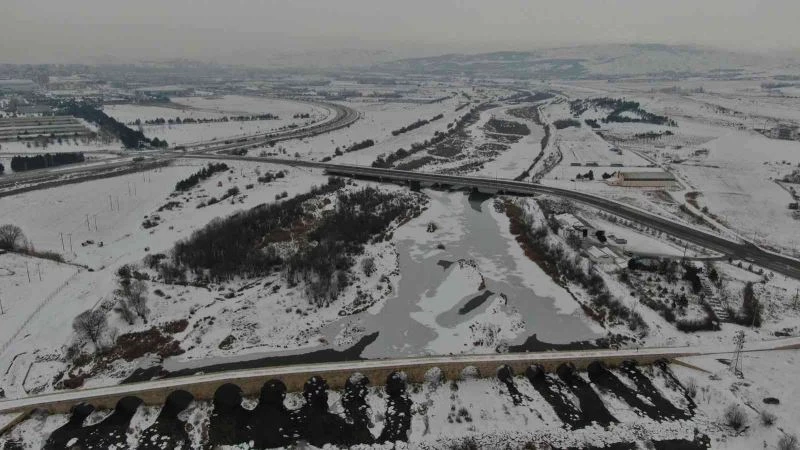 Sibirya soğukları göl ve ırmağı buza döndürdü