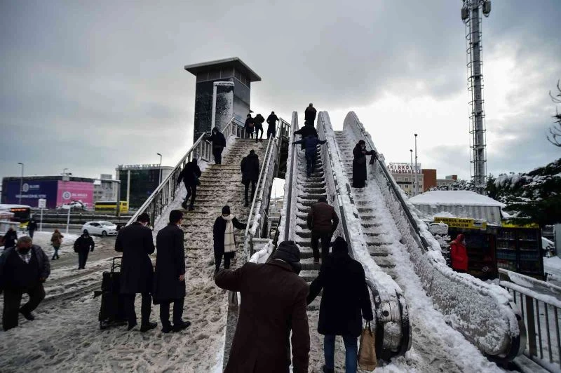 İstanbul’da yürüyen her şey buza dönüştü