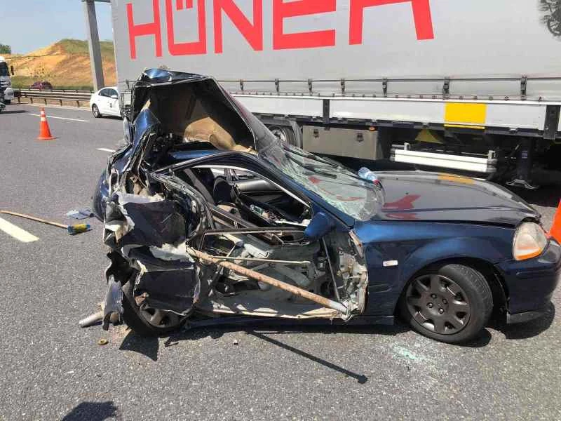 Sancaktepe Kuzey Marmara Otoyolunda yavaşlayan otomobile kamyonet çarptı