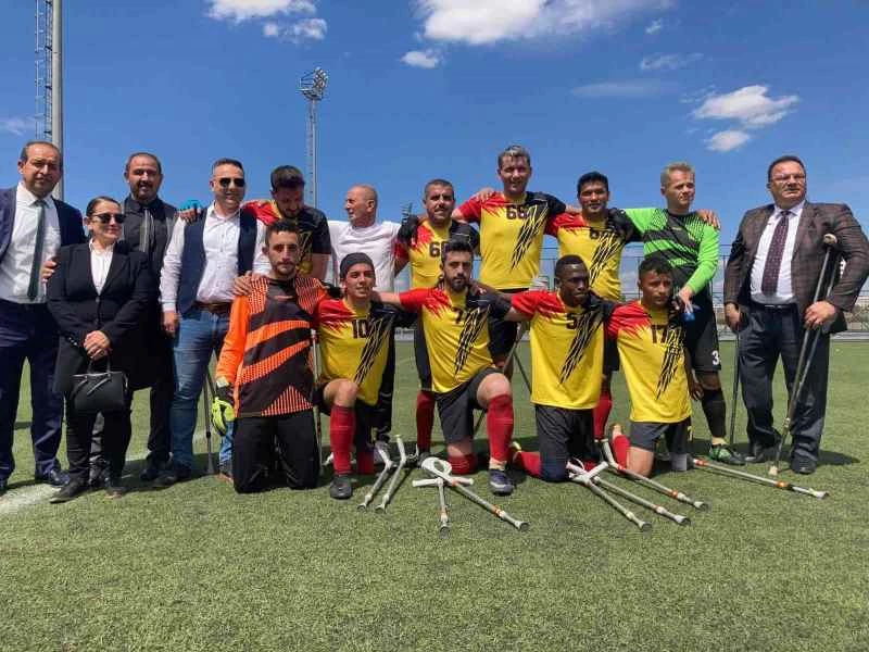 Melikgazi Belediyesi Bedensel Engelliler Futbol Takımı şampiyonluk kupasını kaldırdı