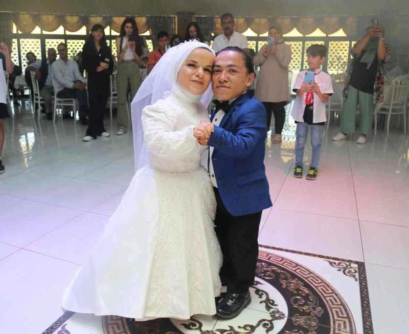 Bir metrelik çift Sivas’ta gerçekleştirilen ikinci düğünle birlikte dünya evine girdi