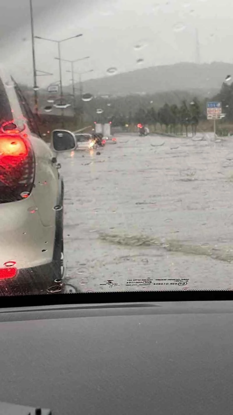 Şile otobanında yağış nedeniyle araçlar mahsur kaldı