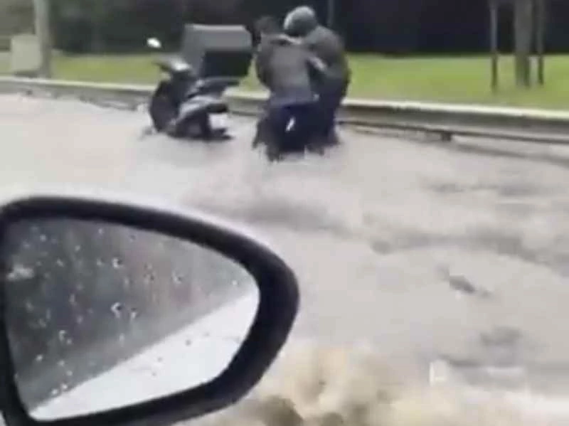 İki motosikletli selde mahsur kaldı