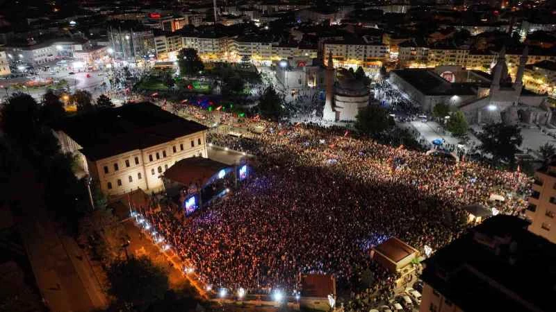 Mustafa Ceceli binlerce hayranına unutulmaz bir akşam 