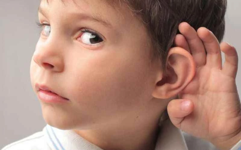 “Çocuklarda sık görülen, orta kulakta sıvı birikimi, işitme azlığına neden olabilir”