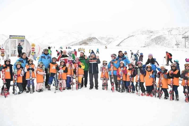 Erciyes Kayak Okulu’nda 7’den 70’e Herkes Kayak Öğreniyor