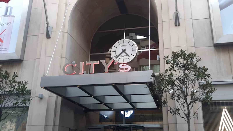 City’s Nişantaşı AVM’de korku dolu anlar: Metrelerce yükseklikteki balkondan düştü
