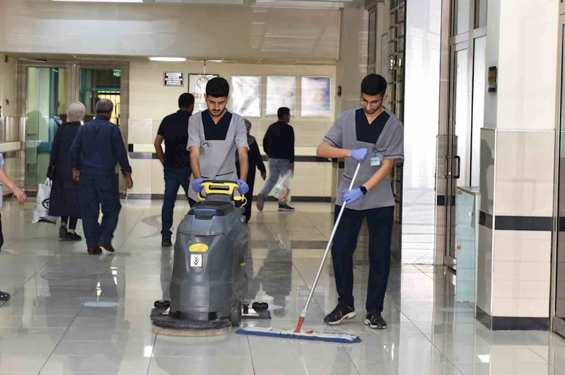 Tıp öğrencileri, kazandıkları fakültenin hastanesinde hem okuyor hem çalışıyor

