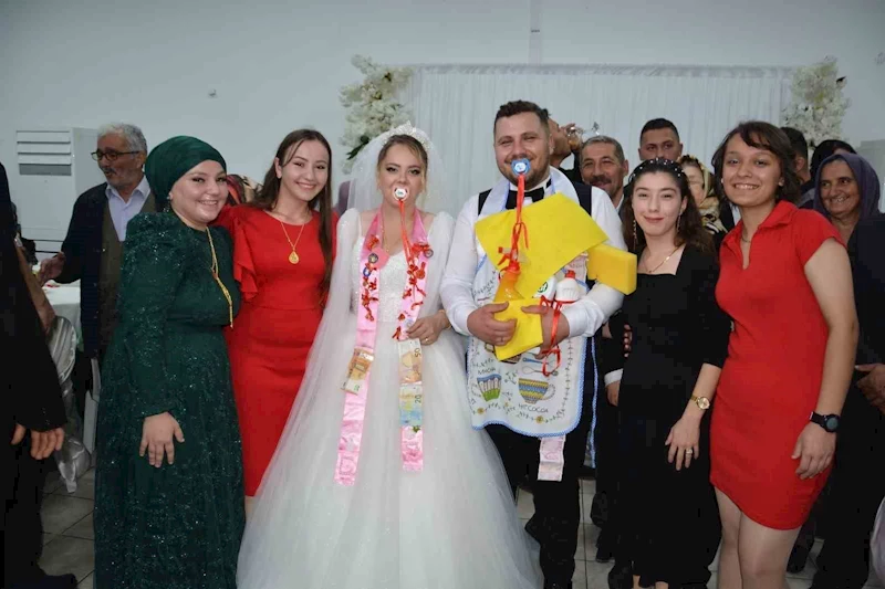 Damada takı yerine ayva taktılar
