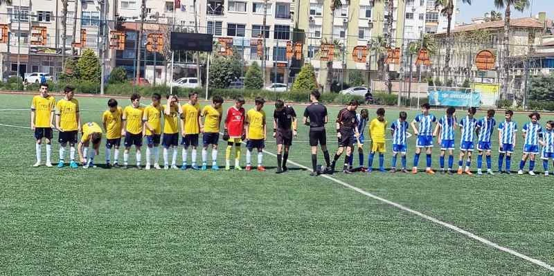 Yönetici hakeme kafa attı