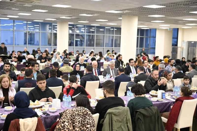 Uşak Üniversitesi depremzede aileleri iftarda ağırladı
