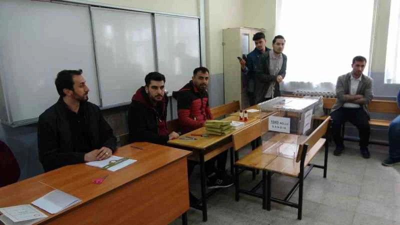 Bitlis’te oy verme işlemi başladı
