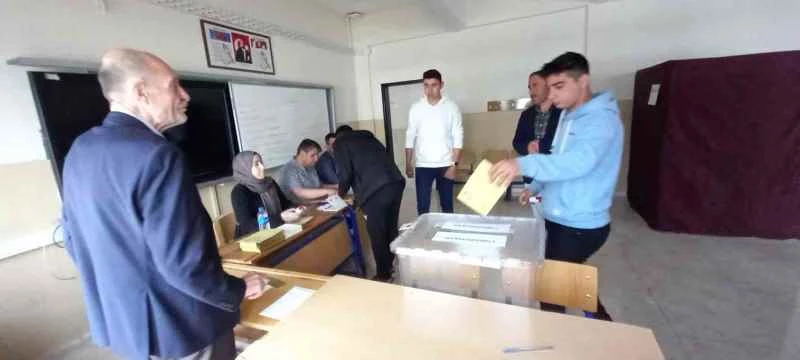 Tatvan’da oy kullanma işlemi başladı
