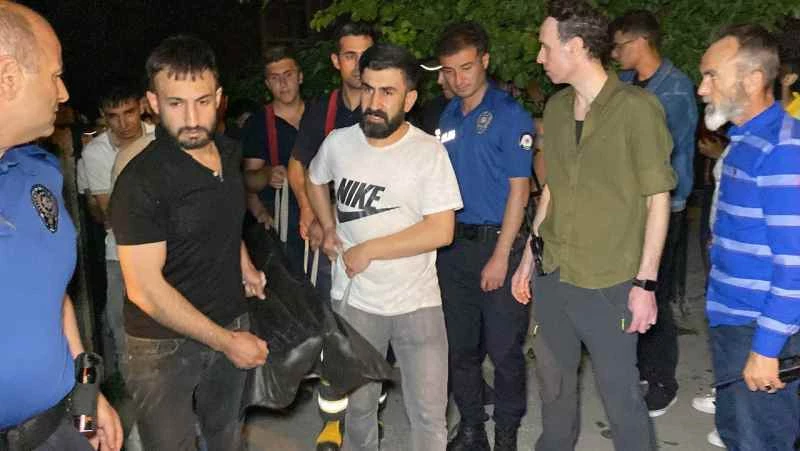 Bahçe hortumu almak için çıktığı tavan arasında, kayıp oğlunu hortuma asılı halde buldu

