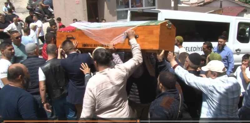 Tüfekle 11 yaşındaki çocuk tarafından vurulan genç kız, tabutuna sarılan duvakla toprağa verildi
