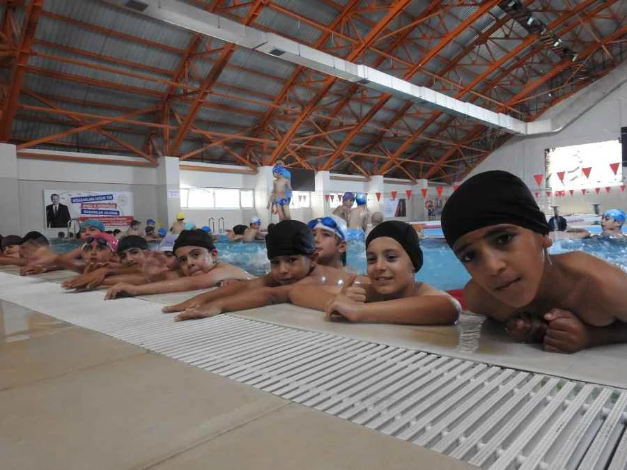 Kilis’te depremzede çocuklara yüzme eğitimi