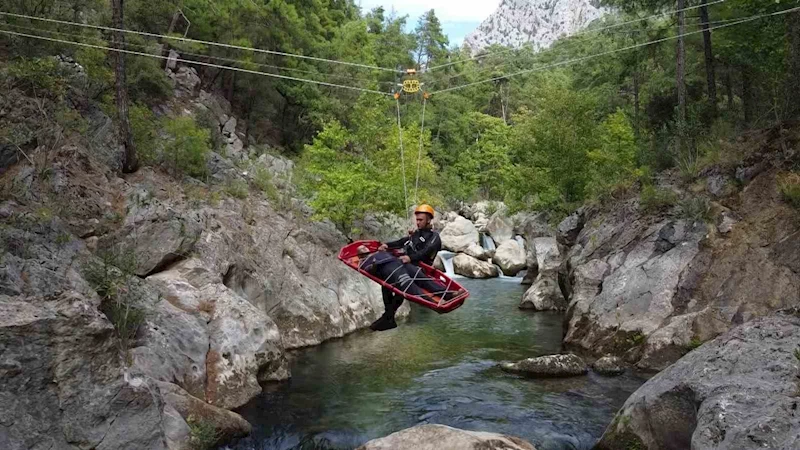 İtfaiye ekiplerinin komandoları aratmayan kurtarma tatbikatı
