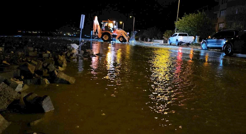 Kastamonu’da dev dalgalar sahili dövdü
