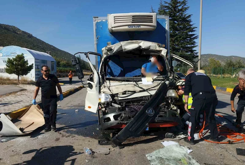 Kamyonet çekiciye bağlı olan yarı römorka çarptı: 1 yaralı
