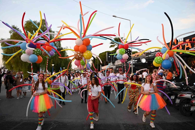 Uluslararası Kuşadası Sokak Festivali’nin açılışı Rio karnavalını aratmadı
