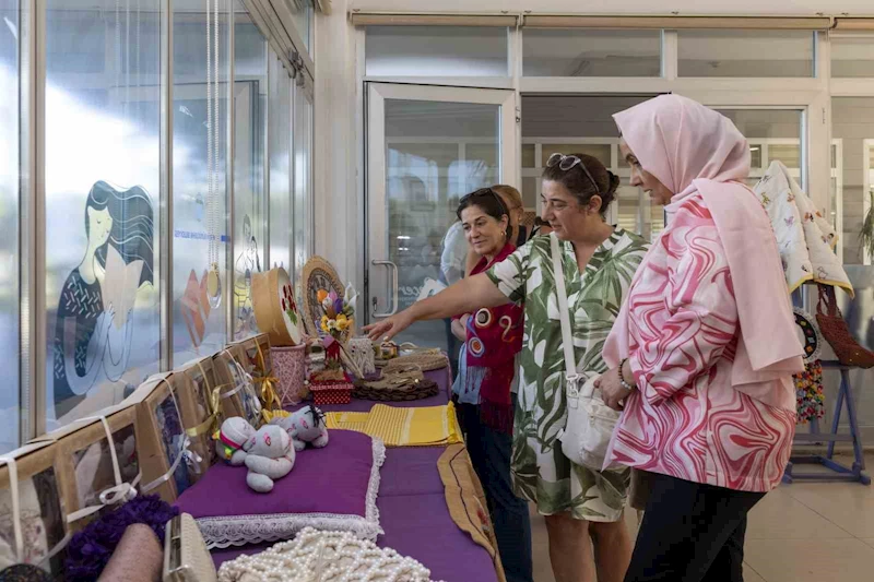 Mersinli kadınlar el emeği göz nuru eserlerini sergilediler
