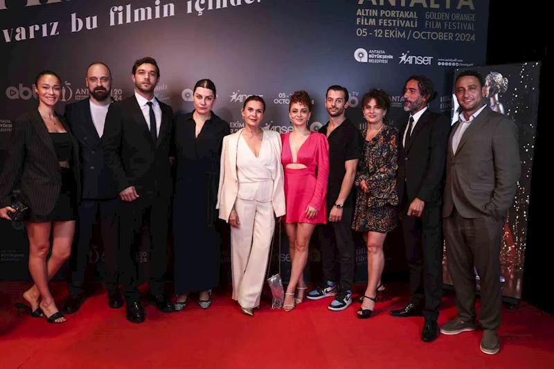 Altın Portakal Film Festivali kırmızı halı geçidinde şıklık yarışı
