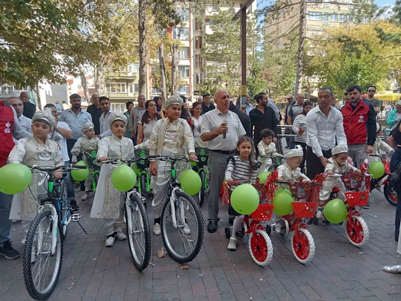 Hayırseverler 20 yetim çocuğa unutulmaz bir gün yaşattı
