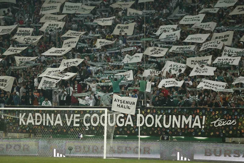 Bursaspor taraftarları öldürülen kadınların isimleri yazılı pankart açtı
