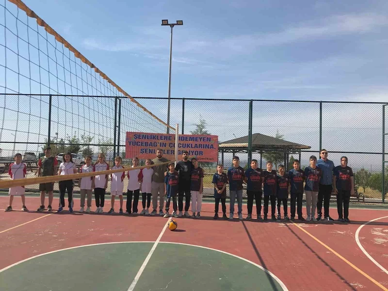 Batman’da voleybol turnuvasında kızlar ve erkekler aynı takımda oynadı
