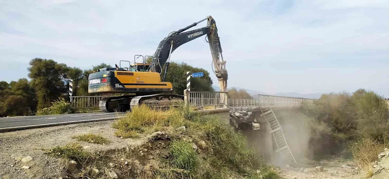 Hisarcık’ta 70 yıllık köprünün yıkımına başlandı
