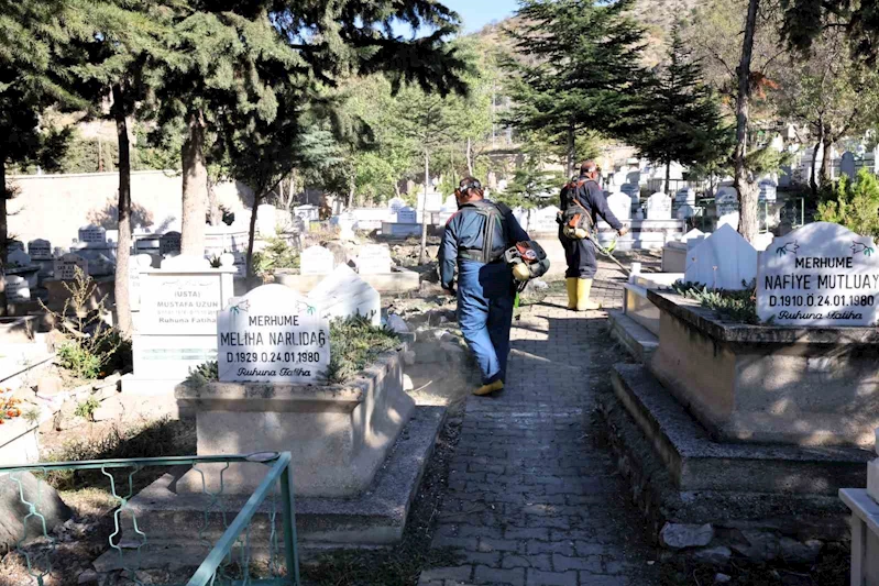 Mezarlıklarda kış temizliği
