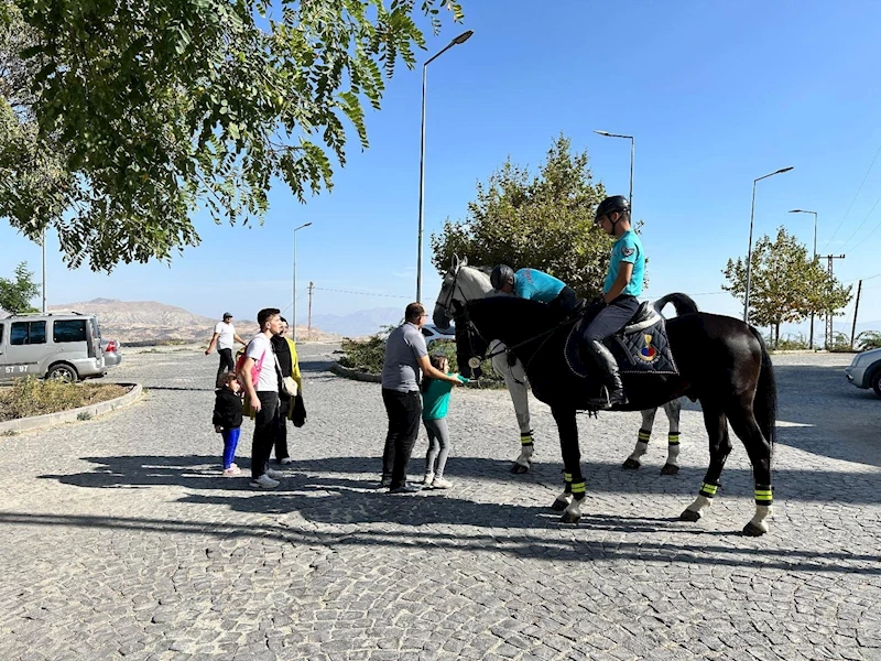 Harput’ta Atlı Jandarma Timi’ne yoğun ilgi
