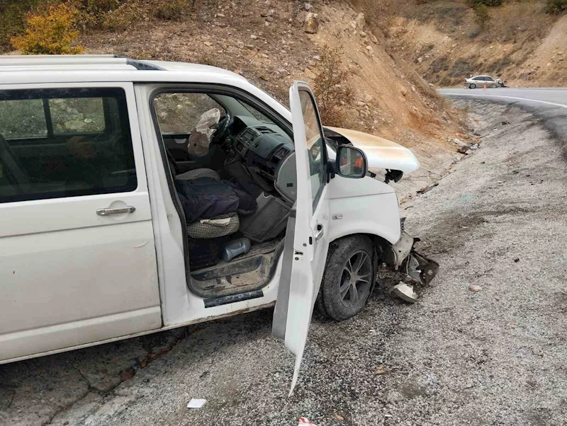 Otomobil ile minibüs kafa kafaya çarpıştı, 1’i ağır 10 kişi yaralandı
