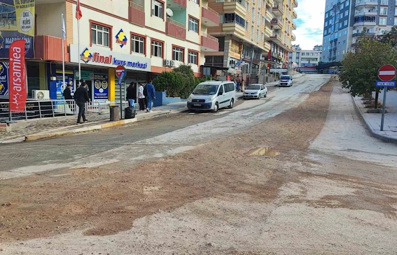 Mardin’da köstebek yuvasına dönen yollar vatandaşı çileden çıkardı
