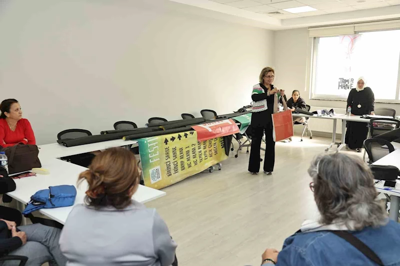 Atıklar, kadınların ellerinde rengarenk çantalara dönüştü
