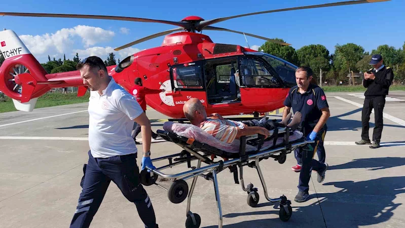 Kalp krizi geçiren yaşlı adamın yardımına ambulans helikopter yetişti
