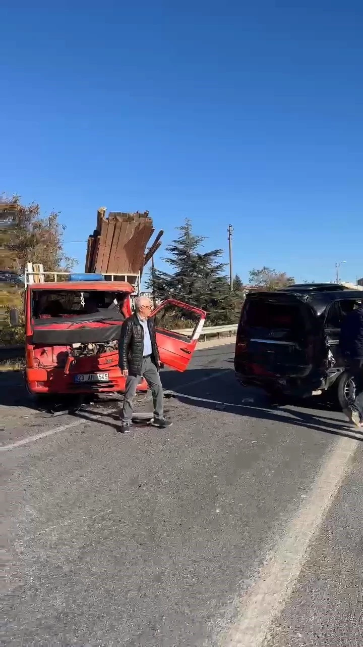 Elazığ’da minibüs ile pikap çarpıştı: 1 yaralı
