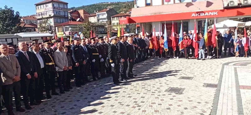 29 Ekim kutlamaları çelenk sunumu ile başladı
