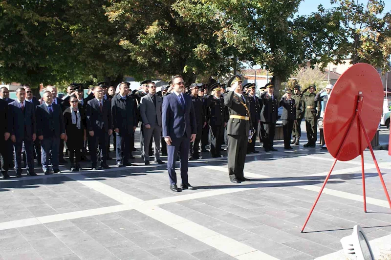 Malazgirt’te 29 Ekim Cumhuriyet bayramı çelenk koyma töreni yapıldı
