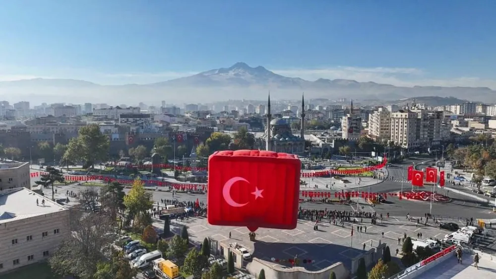 Kayseri’de Türk bayrağını dev balona yansıttılar!