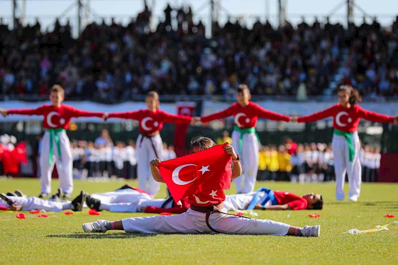 Aliağa, Cumhuriyetin 101. yılında Atatürk Stadı’nda buluştu
