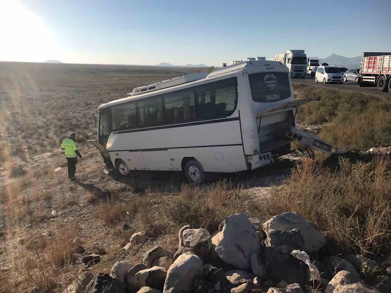 Konya’da işçi servisi ile otomobil çarpıştı: 10 yaralı
