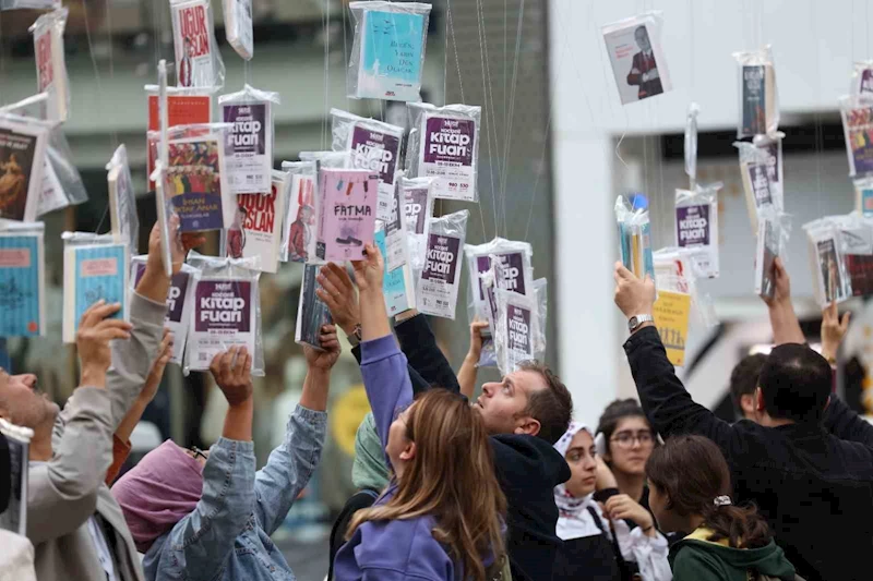 Asırlık çınarlar kitap açtı, 5 bin kitap 5 dakikada toplandı
