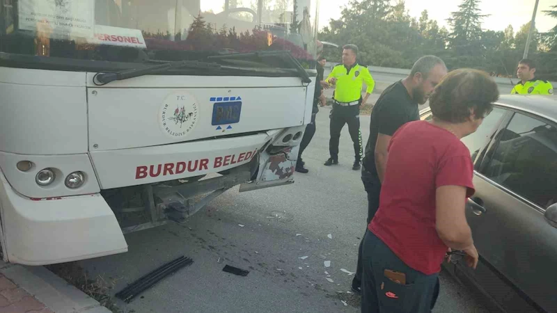 Burdur’da otomobil ile belediye otobüsü çarpıştı: 1 yaralı
