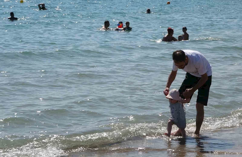 Mersin’de sahiller, sakinliği sevenlere kaldı
