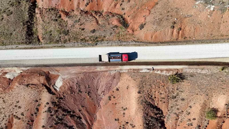 Asfaltlanan yol köylünün yüzünü güldürdü: 