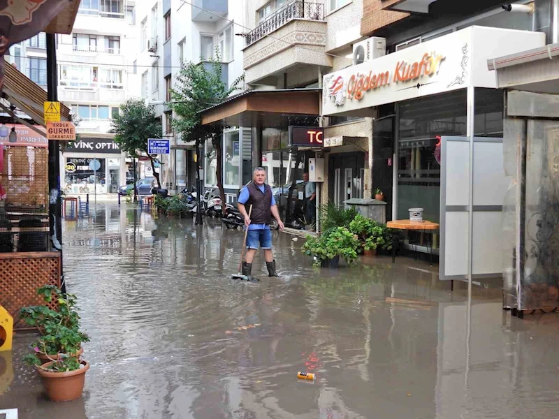 Erdek’te 10 dakikalık yağış sonrası altyapı sorunu yine gündemde
