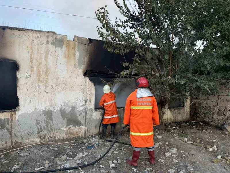 Iğdır’da metruk binada yangın
