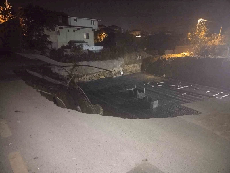 Üsküdar’da istinat duvarı çöktü
