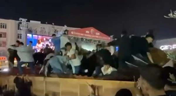 Konser izlemek için üzerine çıktıkları stant çöktü: Stant sahibi vatandaşlara saldırdı
